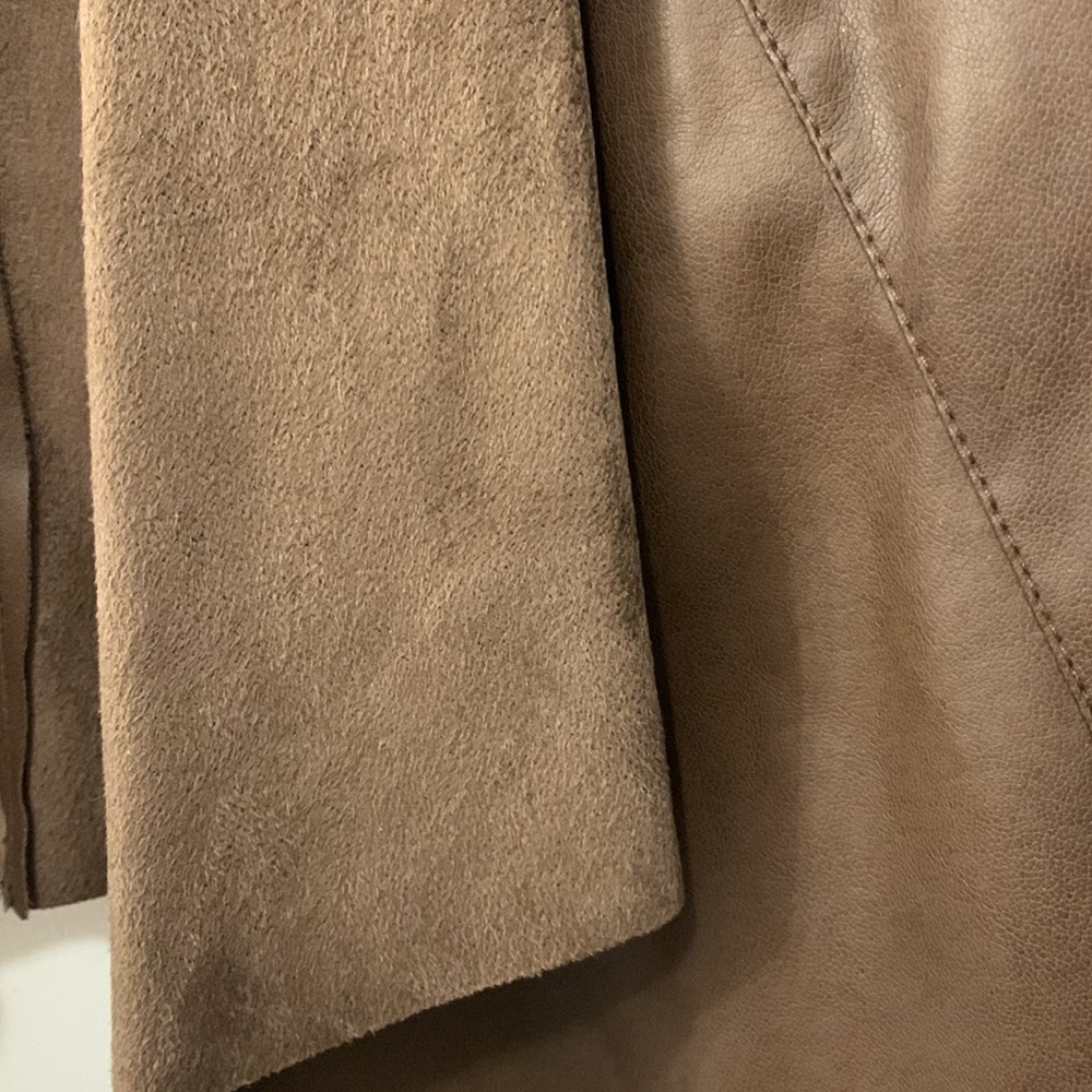 COFFEESHOP FAUX LEATHER JACKET BROWN/wFRINGE SZ M CROPPED 100%POLY-ZIP WRIST - Picture 6 of 9